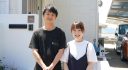 小野邸_玄関前での夫婦