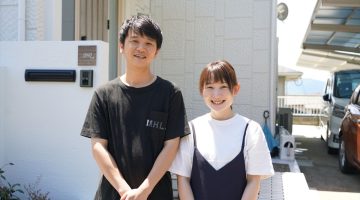 小野邸_玄関前での夫婦