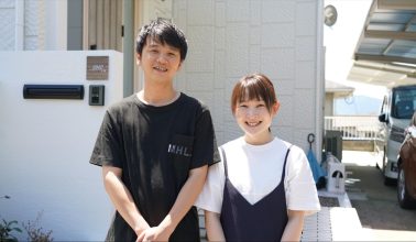 小野邸_玄関前での夫婦